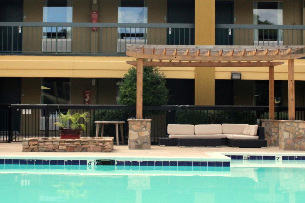 Days Inn By Wyndham Attalla Bagian luar foto
